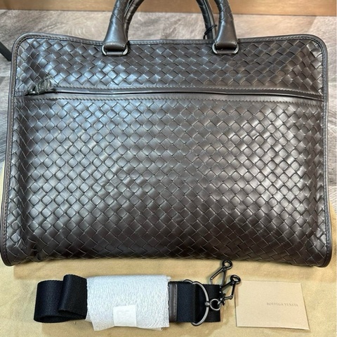 閒置未使用BV 葆蝶家 經典款純手工編織 公文包 手提單肩斜挎包 內外都有隔層 容量大 簡約實用 永不過時 職場人必備 男款 深棕色   尺寸：40*5*30cm 附件：塵袋 肩帶。