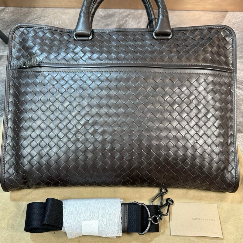 閒置未使用BV 葆蝶家 經典款純手工編織 公文包 手提單肩斜挎包 內外都有隔層 容量大 簡約實用 永不過時 職場人必備 男款 深棕色 尺寸:40*5*30cm 附件:塵袋 肩帶。-0