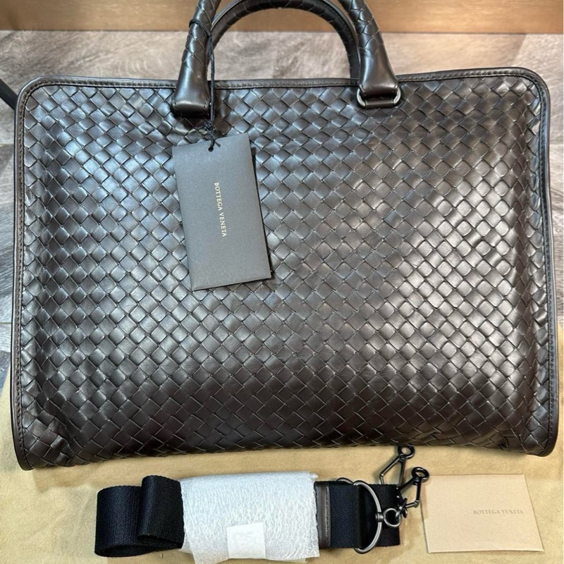 閒置未使用BV 葆蝶家 經典款純手工編織 公文包 手提單肩斜挎包 內外都有隔層 容量大 簡約實用 永不過時 職場人必備 男款 深棕色 尺寸:40*5*30cm 附件:塵袋 肩帶。-1