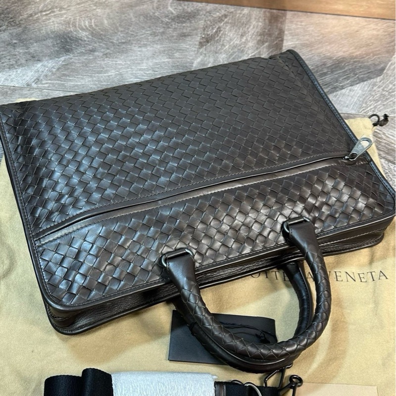 閒置未使用BV 葆蝶家 經典款純手工編織 公文包 手提單肩斜挎包 內外都有隔層 容量大 簡約實用 永不過時 職場人必備 男款 深棕色 尺寸:40*5*30cm 附件:塵袋 肩帶。-2