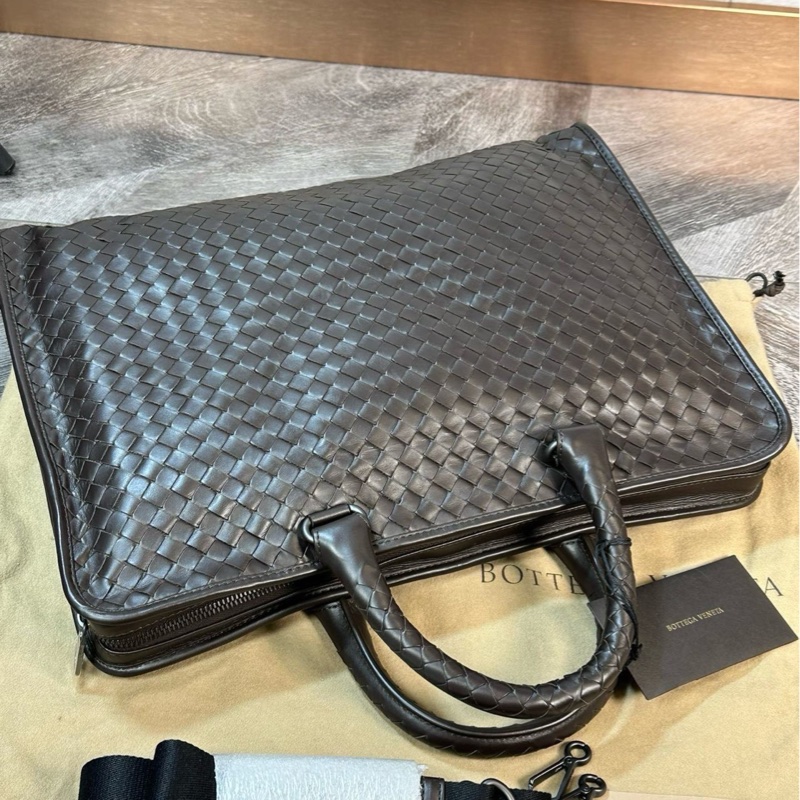 閒置未使用BV 葆蝶家 經典款純手工編織 公文包 手提單肩斜挎包 內外都有隔層 容量大 簡約實用 永不過時 職場人必備 男款 深棕色 尺寸:40*5*30cm 附件:塵袋 肩帶。-3