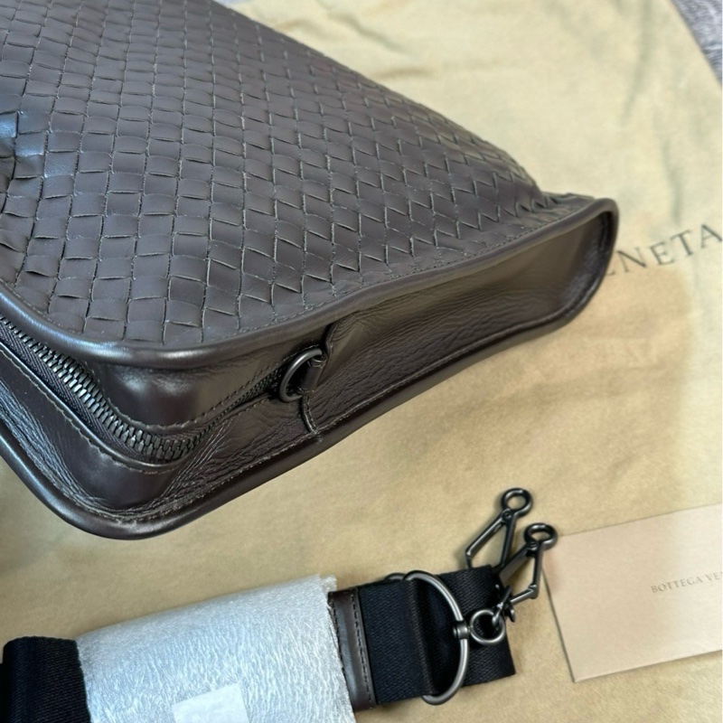 閒置未使用BV 葆蝶家 經典款純手工編織 公文包 手提單肩斜挎包 內外都有隔層 容量大 簡約實用 永不過時 職場人必備 男款 深棕色 尺寸:40*5*30cm 附件:塵袋 肩帶。-4