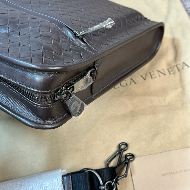 閒置未使用BV 葆蝶家 經典款純手工編織 公文包 手提單肩斜挎包 內外都有隔層 容量大 簡約實用 永不過時 職場人必備 男款 深棕色 尺寸:40*5*30cm 附件:塵袋 肩帶。-5