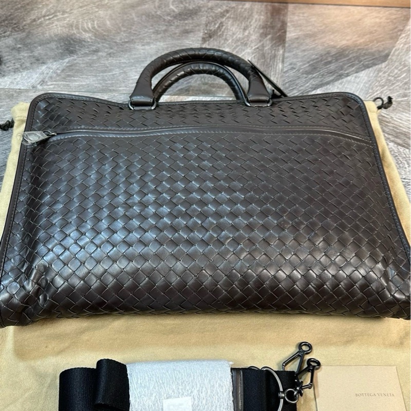 閒置未使用BV 葆蝶家 經典款純手工編織 公文包 手提單肩斜挎包 內外都有隔層 容量大 簡約實用 永不過時 職場人必備 男款 深棕色 尺寸:40*5*30cm 附件:塵袋 肩帶。-6