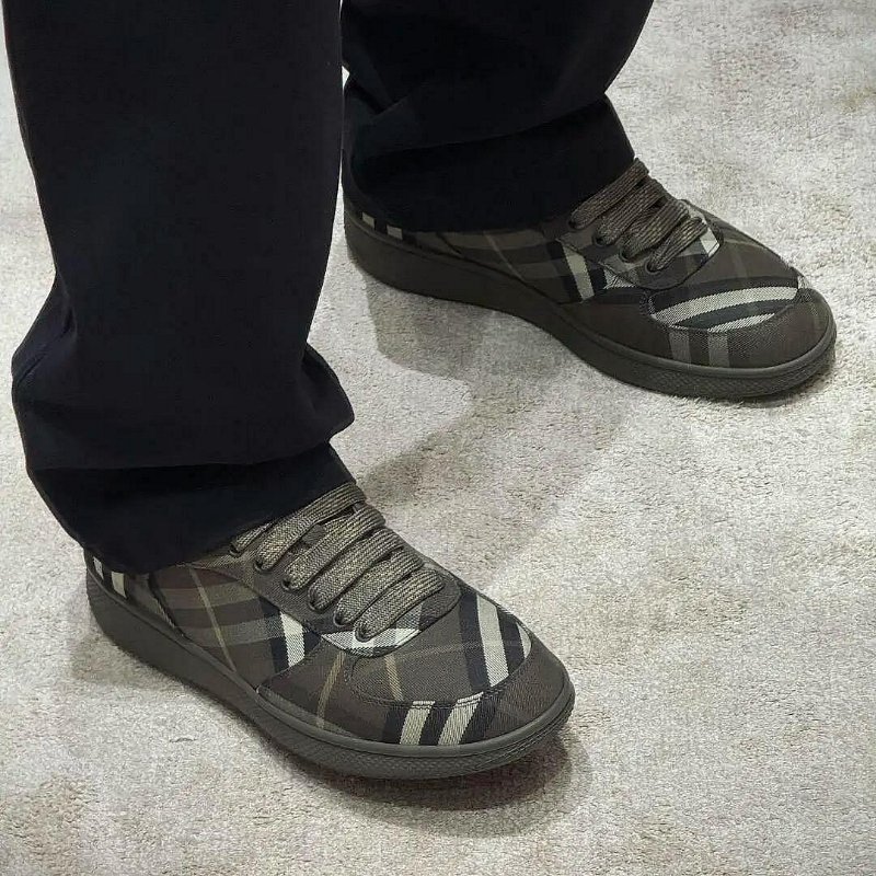 💎Han's house精品服飾💎 BURBERRY 格紋 鞋 原價23300-2