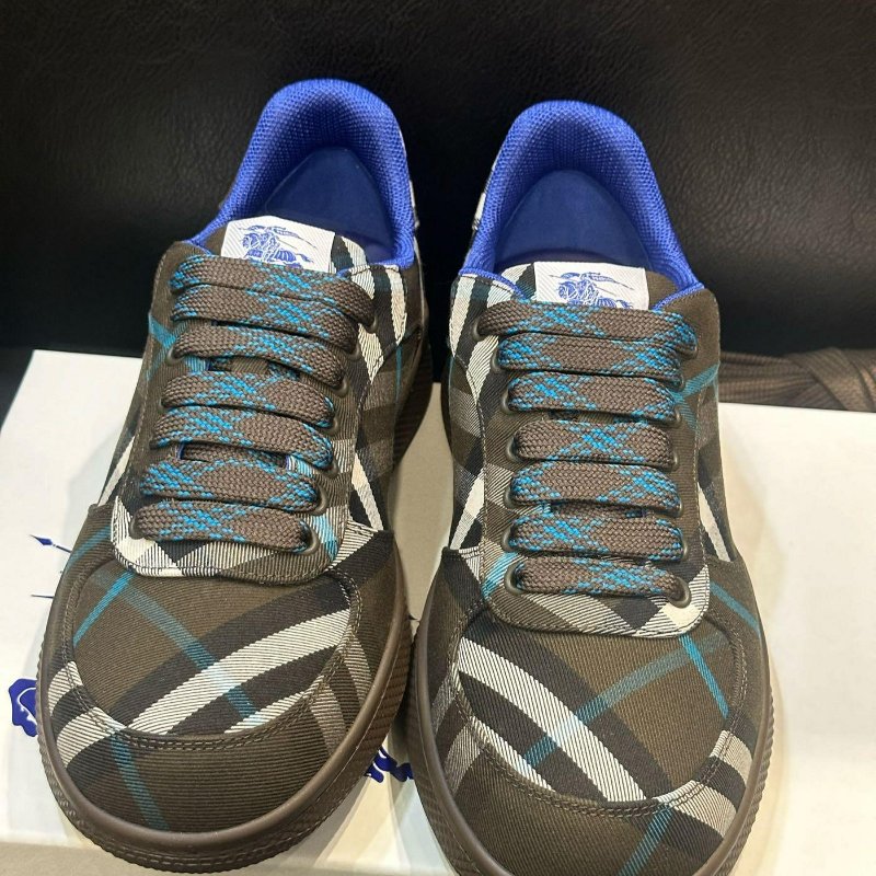 💎Han's house精品服飾💎 BURBERRY 格紋 鞋 原價23300-5