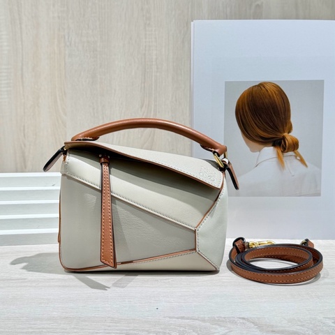 LOEWE羅意威白拼米色mini puzzle手提斜挎包