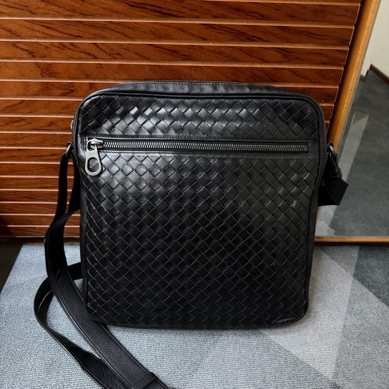 BOTTEGA VENETA 經典編織小牛皮斜背包-0