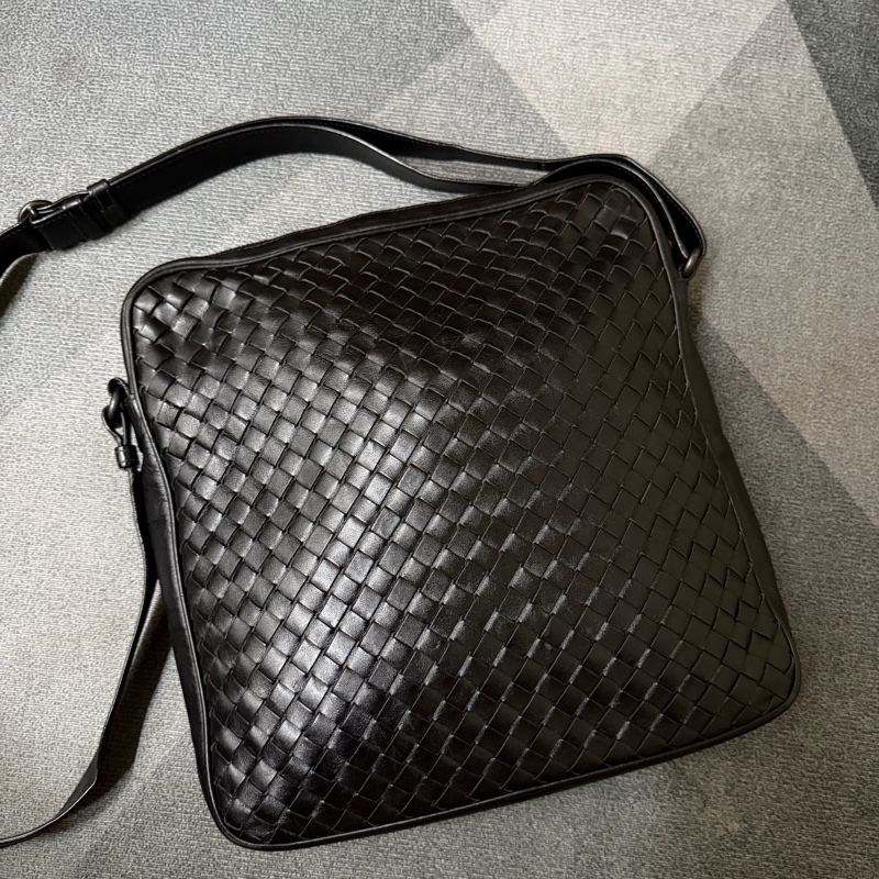 BOTTEGA VENETA 經典編織小牛皮斜背包-1