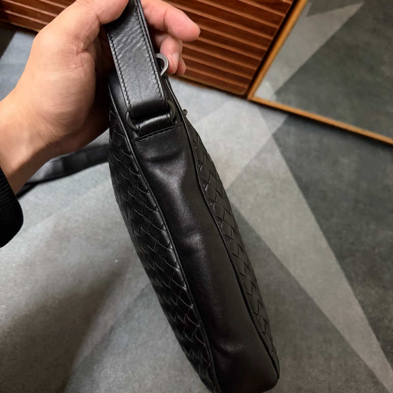 BOTTEGA VENETA 經典編織小牛皮斜背包-2