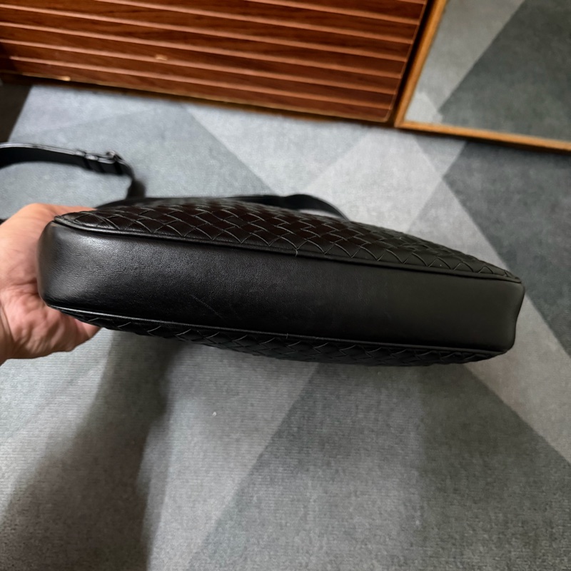 BOTTEGA VENETA 經典編織小牛皮斜背包-3