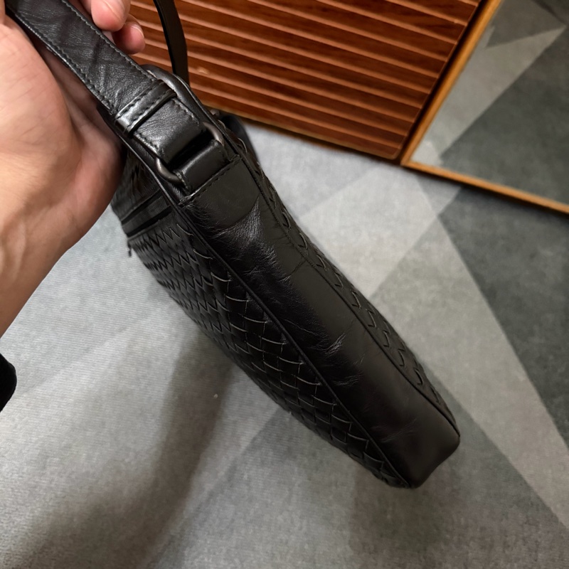 BOTTEGA VENETA 經典編織小牛皮斜背包-4