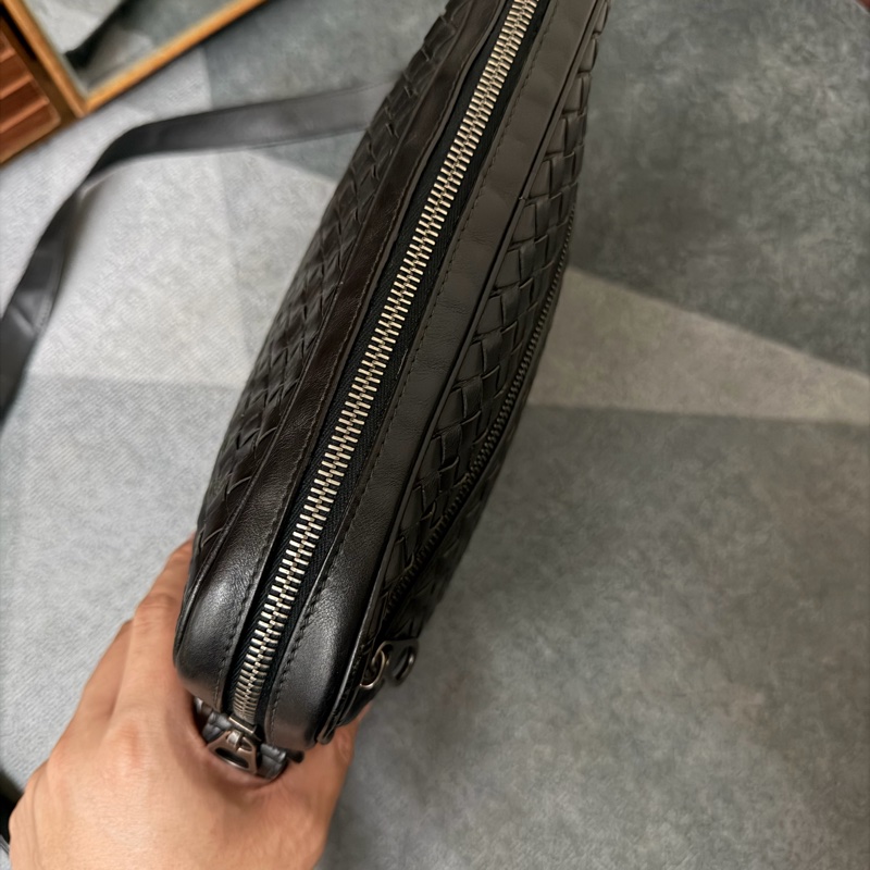 BOTTEGA VENETA 經典編織小牛皮斜背包-5