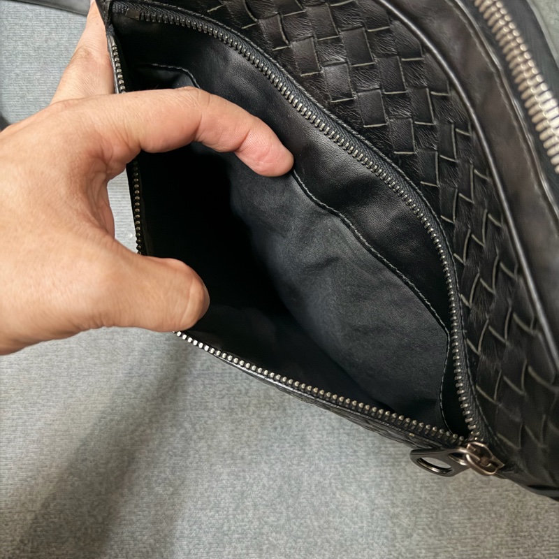 BOTTEGA VENETA 經典編織小牛皮斜背包-6