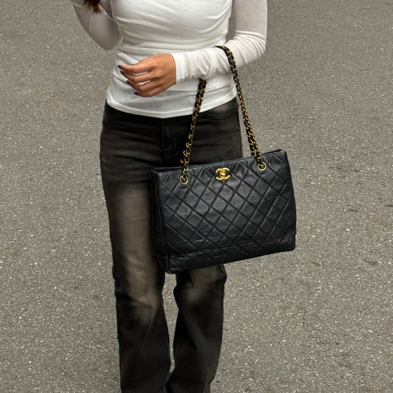 【經典超耐用🐮】Chanel 黑金 魚子醬牛皮 肩背托特包(專櫃27.3萬!)-4