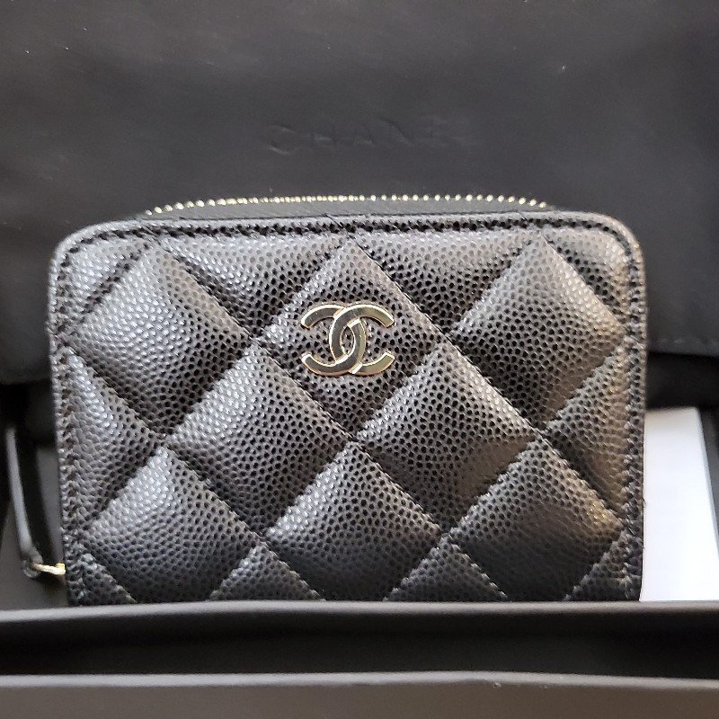 誠可議~ Chanel香奈兒黑金魚子醬荔枝皮卡夾拉鍊零錢包-1
