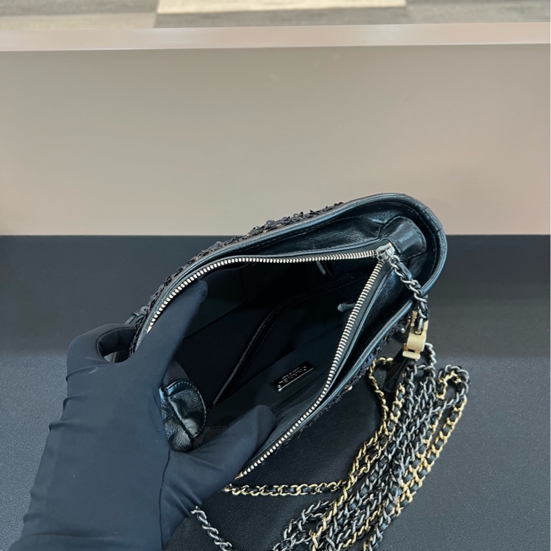 98新Chanel香奈兒秀款黑金亮片小號流浪包單肩斜挎包-8