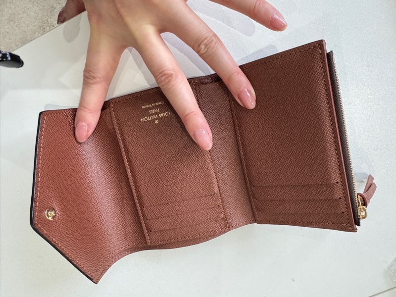 Lv 老花 棕色內裡三折短夾-9