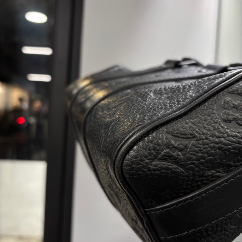 Louis Vuitton LV Keepall 25 黑皮革壓紋-1