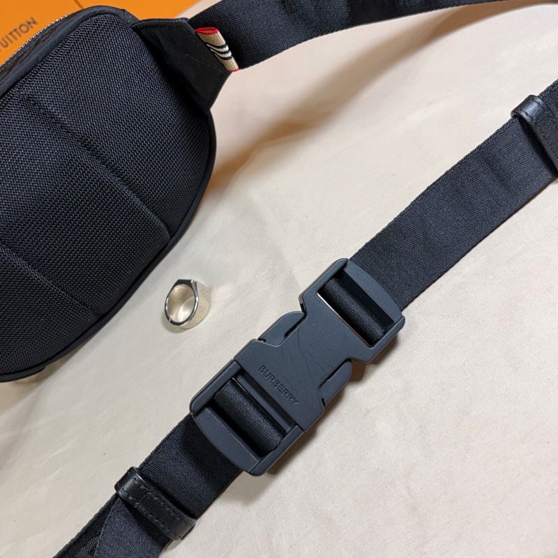 ‼️全台最甜 近新閒置 Burberry 巴寶莉 黑白logo小腰包 胸包-9