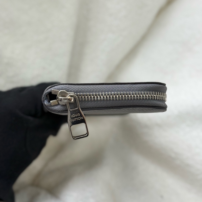 LV Taiga 大象灰拉鍊長夾 專櫃三萬多-2