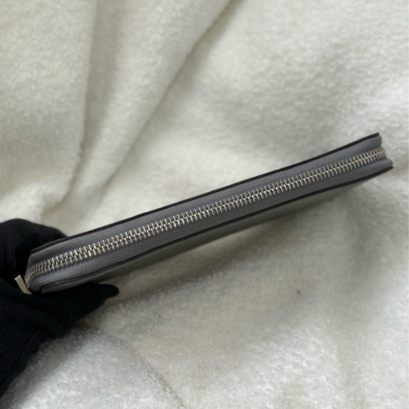 LV Taiga 大象灰拉鍊長夾 專櫃三萬多-3