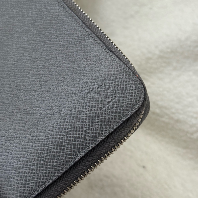 LV Taiga 大象灰拉鍊長夾 專櫃三萬多-6