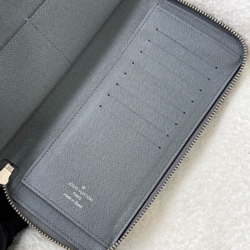 LV Taiga 大象灰拉鍊長夾 專櫃三萬多-8