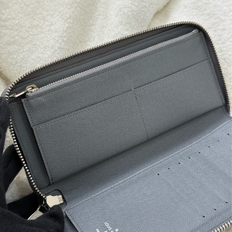 LV Taiga 大象灰拉鍊長夾 專櫃三萬多-9