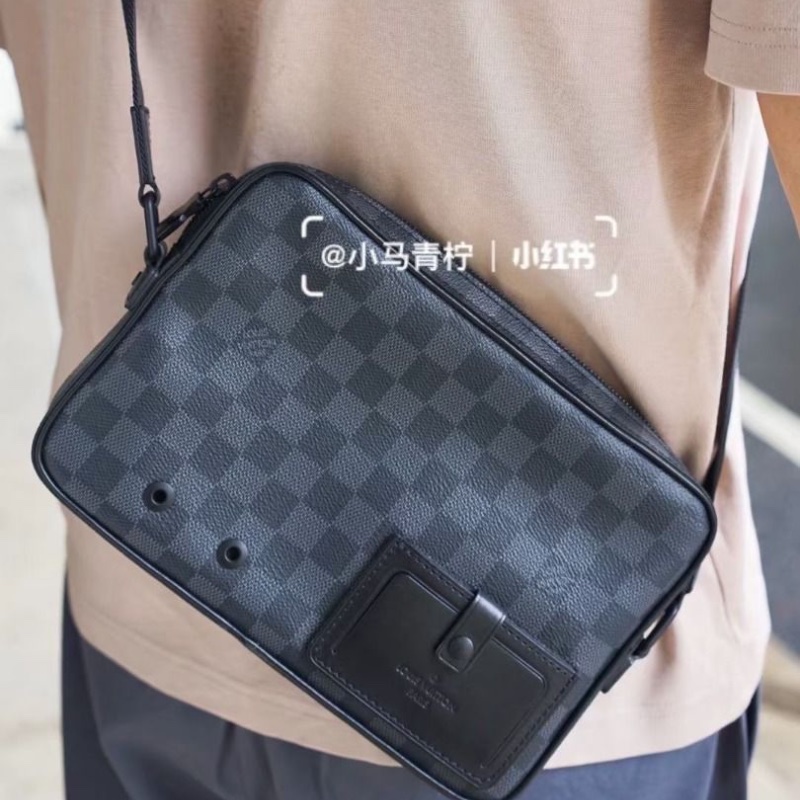 LV alpha黑棋盤格郵差包25*17*4 9新. 配件塵袋-0