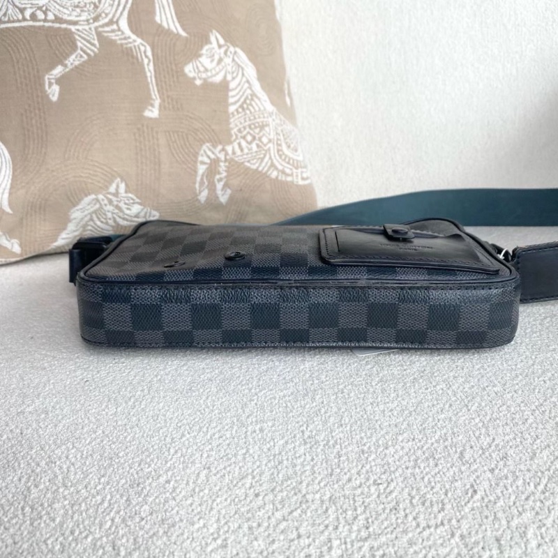 LV alpha黑棋盤格郵差包25*17*4 9新. 配件塵袋-3