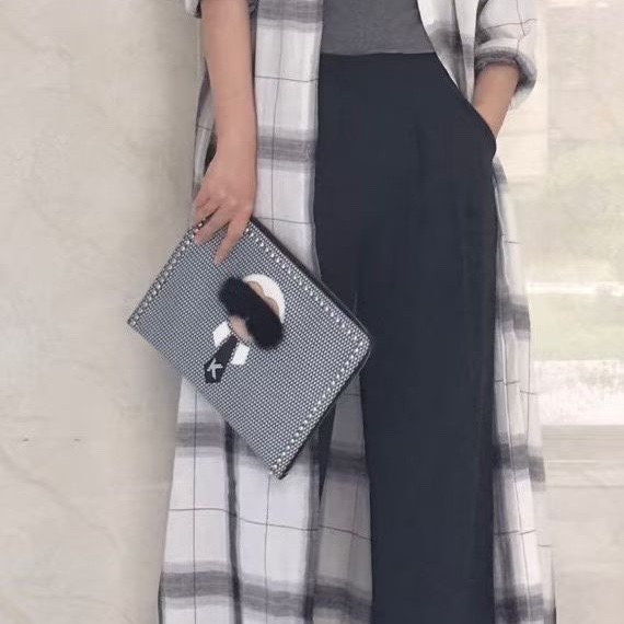 Fendi 老佛爺手拿包 黑白格紋編織 30*22 95新. 配件塵袋-0