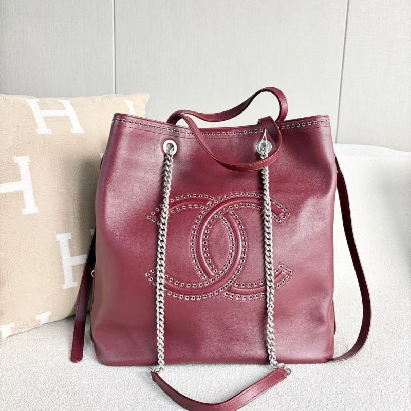 Chanel 嬉皮鉚釘logo水桶托特 酒紅色 銀扣 牛皮32.5*33*13.5 9新 配件塵袋-1