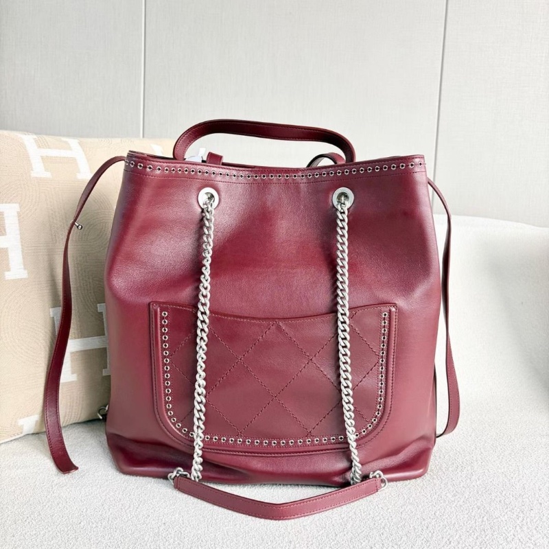 Chanel 嬉皮鉚釘logo水桶托特 酒紅色 銀扣 牛皮32.5*33*13.5 9新 配件塵袋-2