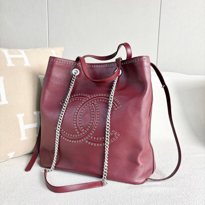 Chanel 嬉皮鉚釘logo水桶托特 酒紅色 銀扣 牛皮32.5*33*13.5 9新 配件塵袋-5