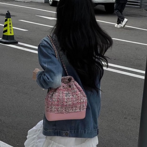 Chanel 毛呢流浪後背包粉色 仿舊銀扣 毛呢拼皮21*23*8  9新. 配件盒子 保卡 塵袋 說明書