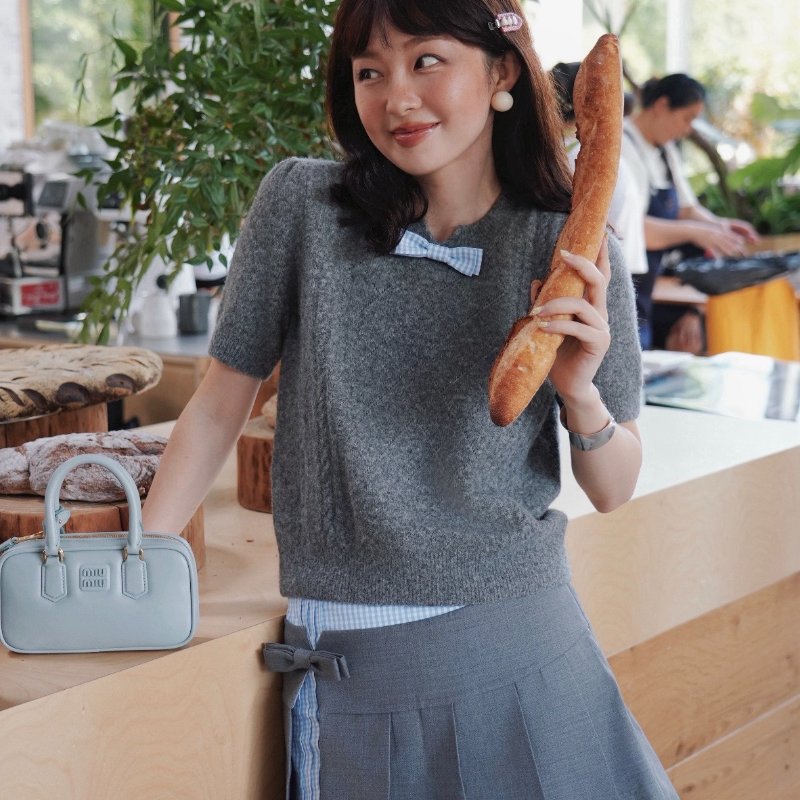 Miu Miu 保齡球淺藍皮革迷你 芯片款 10×19×5 99新配件盒子 塵袋 肩帶-0