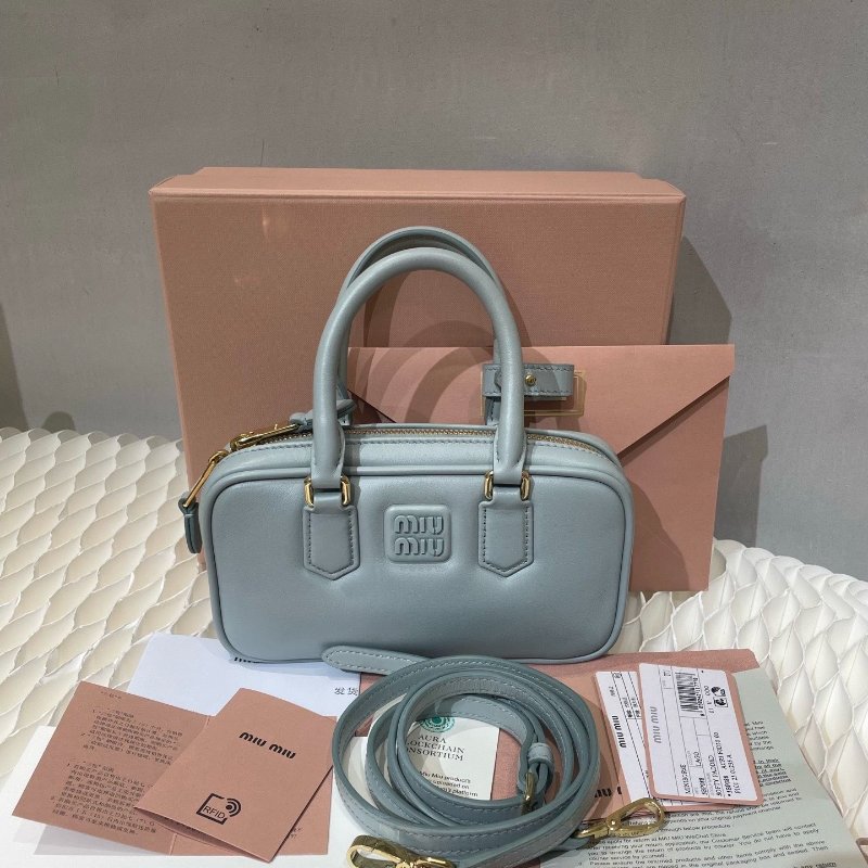 Miu Miu 保齡球淺藍皮革迷你 芯片款 10×19×5 99新配件盒子 塵袋 肩帶-2