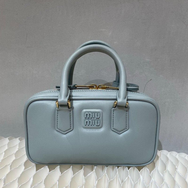 Miu Miu 保齡球淺藍皮革迷你 芯片款 10×19×5 99新配件盒子 塵袋 肩帶-3