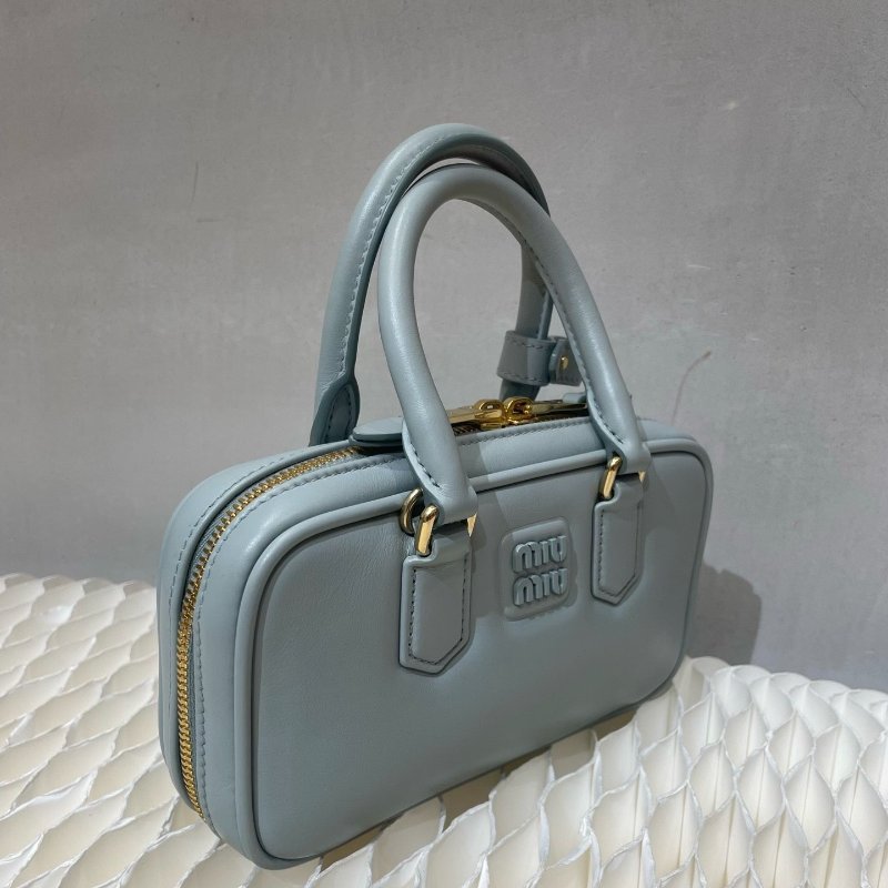 Miu Miu 保齡球淺藍皮革迷你 芯片款 10×19×5 99新配件盒子 塵袋 肩帶-5
