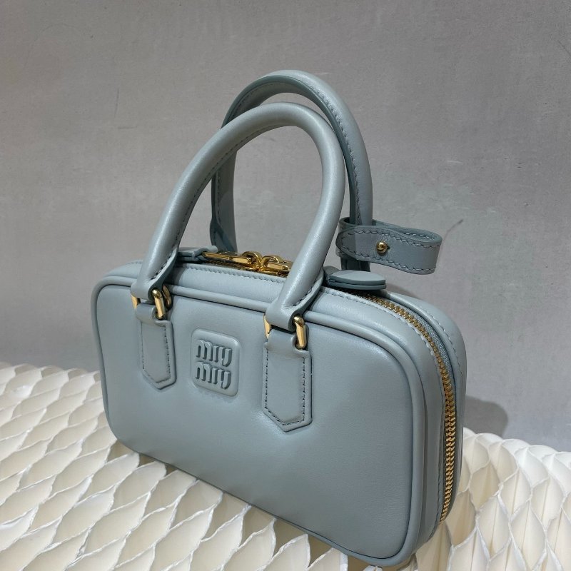 Miu Miu 保齡球淺藍皮革迷你 芯片款 10×19×5 99新配件盒子 塵袋 肩帶-6