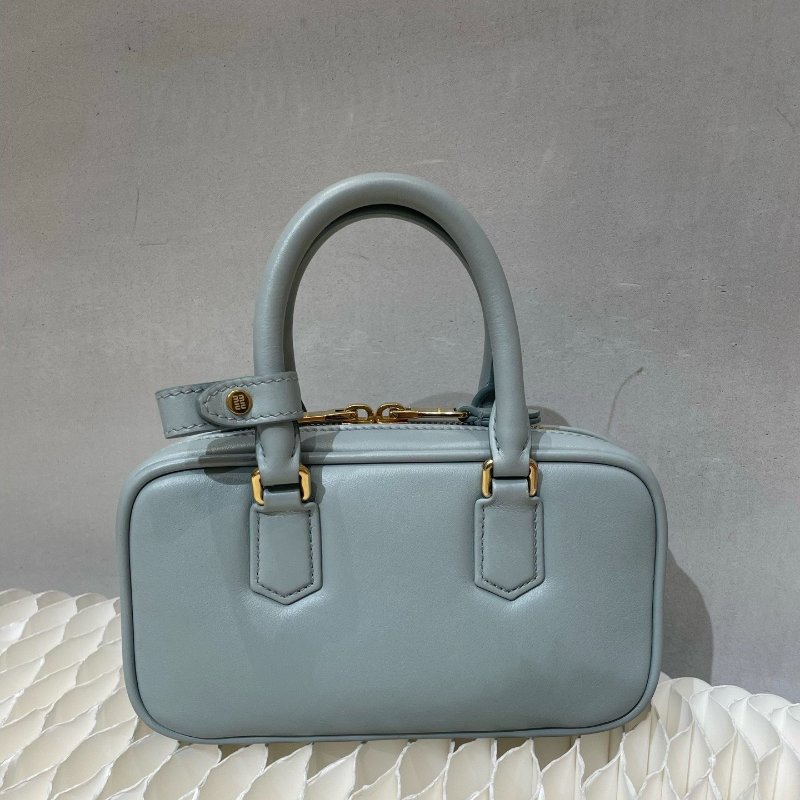 Miu Miu 保齡球淺藍皮革迷你 芯片款 10×19×5 99新配件盒子 塵袋 肩帶-7