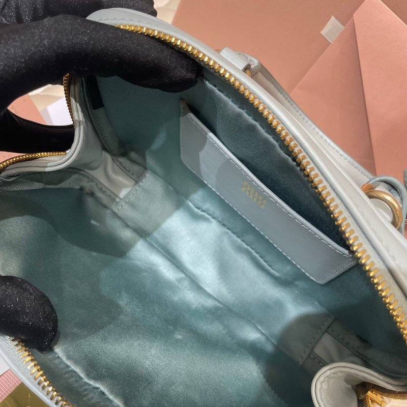 Miu Miu 保齡球淺藍皮革迷你 芯片款 10×19×5 99新配件盒子 塵袋 肩帶-8