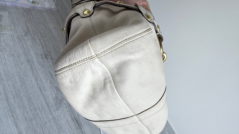 coach 白色腋下包-11