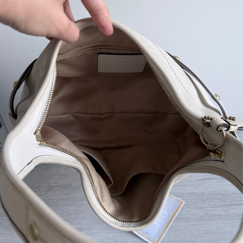 coach 白色腋下包-16