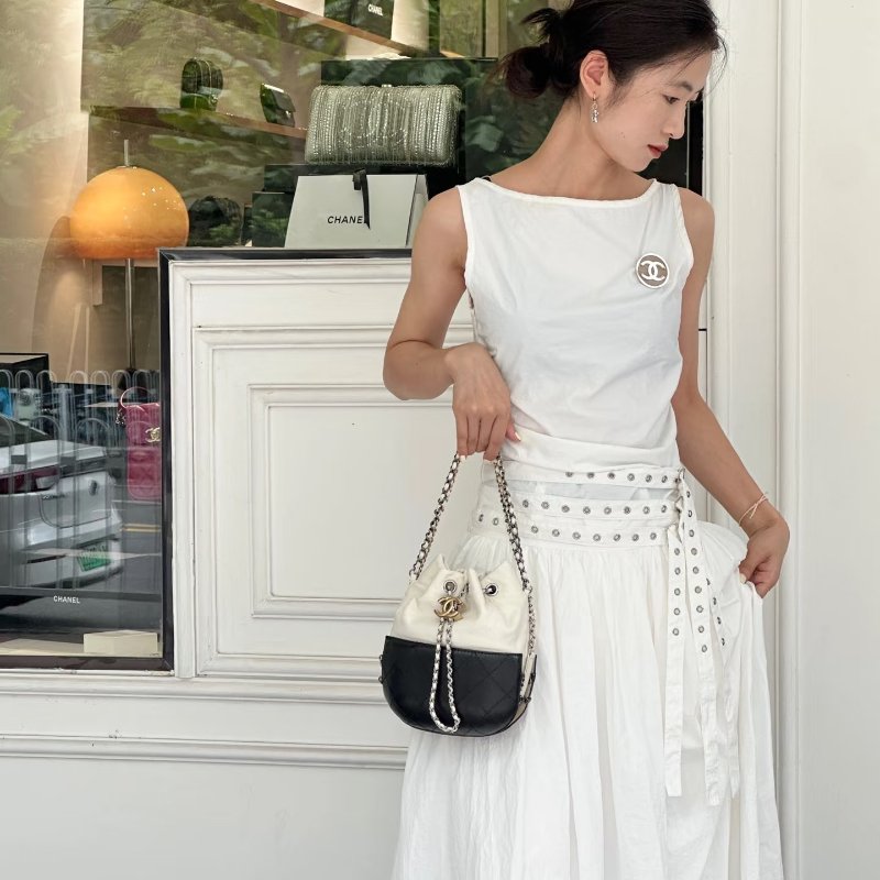 CHANEL 黑白拼色甲殼蟲流浪水桶包 22*22*1 98新配件保卡塵袋-0