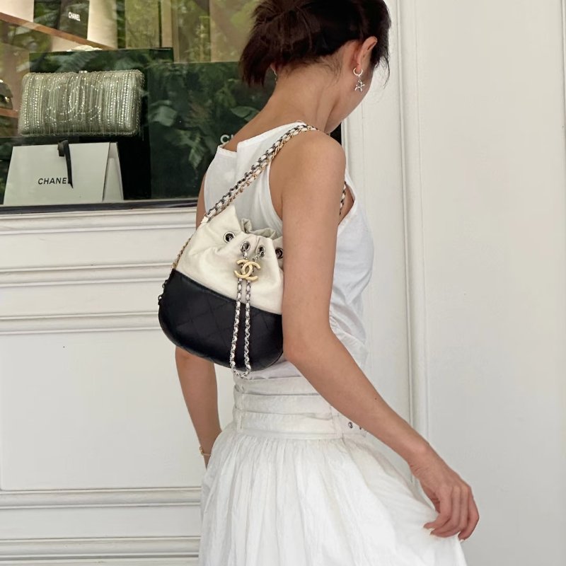 CHANEL 黑白拼色甲殼蟲流浪水桶包 22*22*1 98新配件保卡塵袋-1