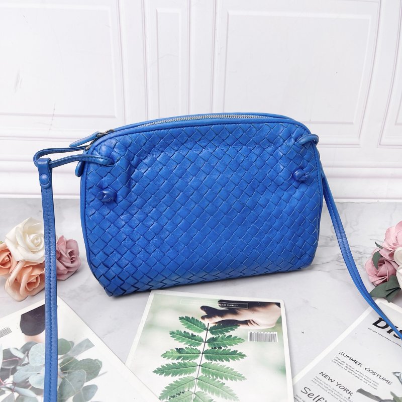 BV 藍色編織斜背包26X20 98新配件塵袋-1