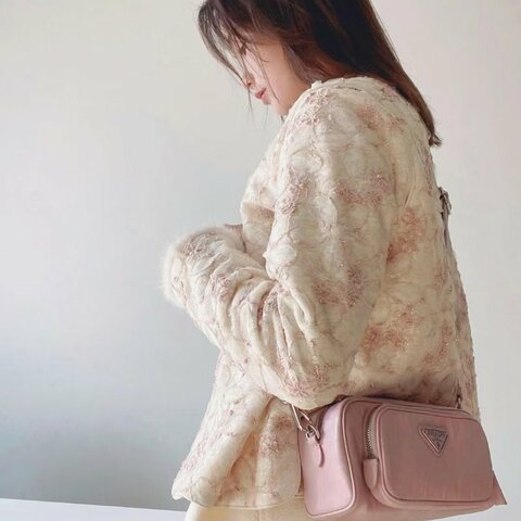 ️PRADA 粉色銀扣寬肩帶 相機包 23*11*7 98新配件塵袋