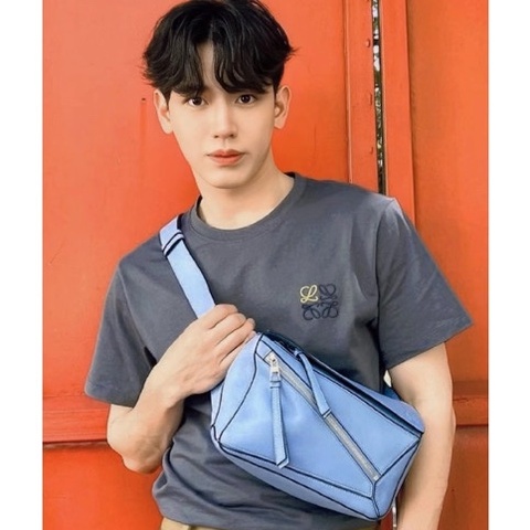 Loewe羅意威 puzzle幾何腰包胸包 天藍色 牛皮材質 耐磨抗造 尺寸24*15